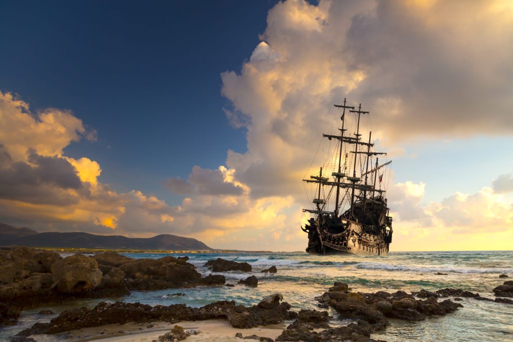 pirate,ship,at,the,open,sea,at,the,sunset